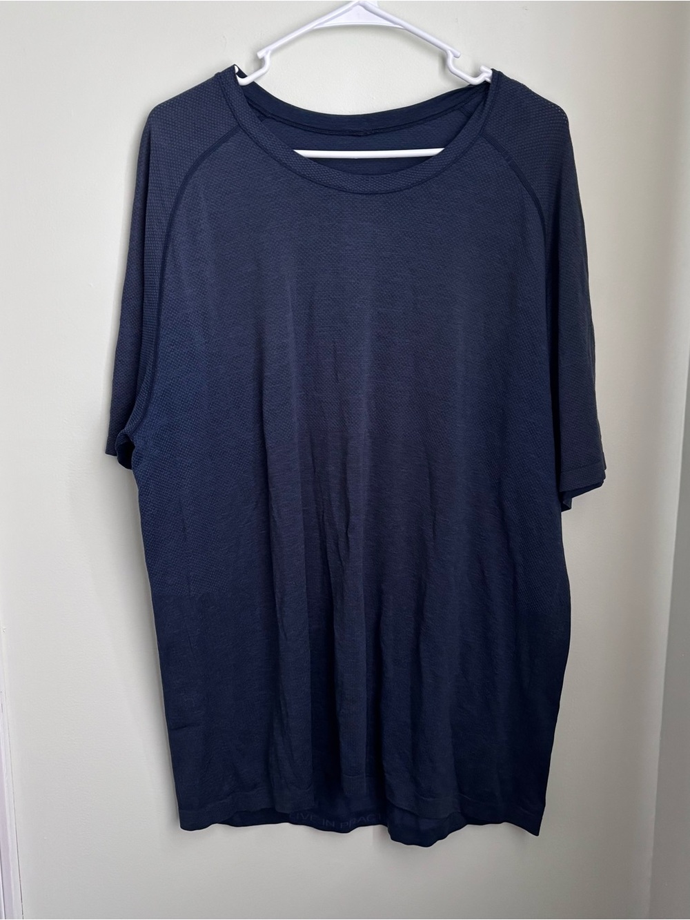 Lululemon men’s navy blue athletic shirt euc size 2XL